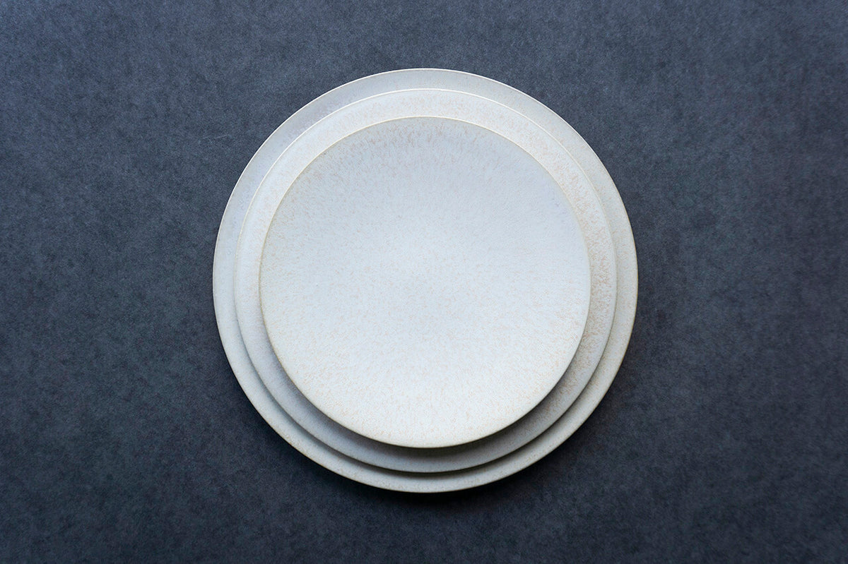 安藤由香 7寸皿 フラットリム なし WH – 雨晴/AMAHARE